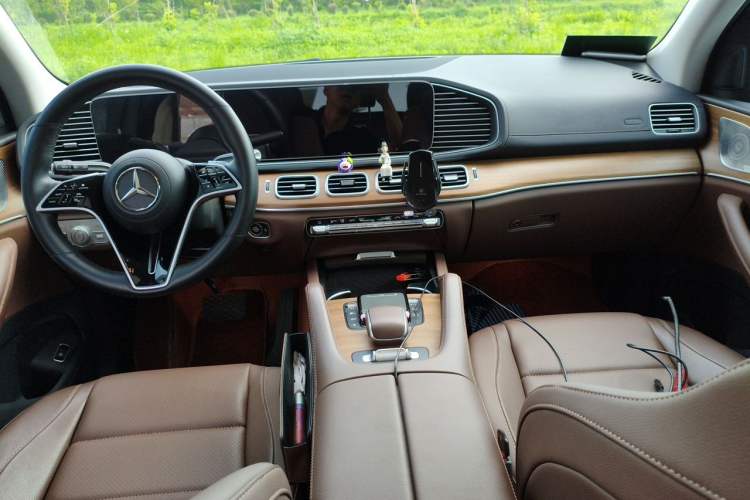 Used Mercedes-Benz GLE 2024 GLE 450 4MATIC Stylish Model Center Console