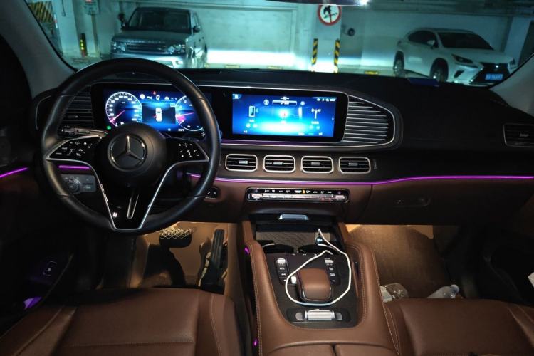 Used Mercedes-Benz GLE 2024 GLE 450 4MATIC Luxury Model Center Console