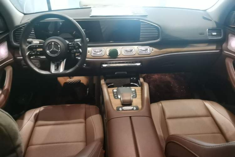 Used Mercedes-Benz GLE 2024 GLE 450 4MATIC Stylish Model Center Console