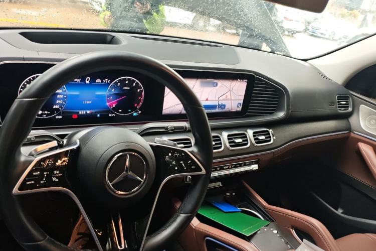 Used Mercedes-Benz GLE 2024 GLE 450 4MATIC Luxury Model Center Console