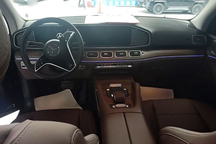 Used Mercedes-Benz GLE 2024 GLE 450 4MATIC Stylish Model Center Console