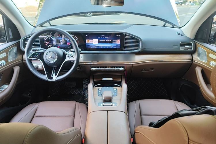 Used Mercedes-Benz GLE 2024 GLE 450 4MATIC Stylish Model Center Console