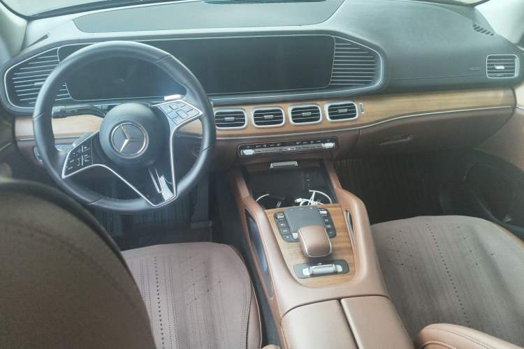 Used Mercedes-Benz GLE 2024 GLE 450 4MATIC Stylish Model Center Console