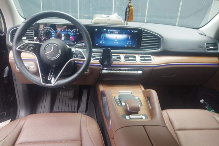 Used Mercedes-Benz GLE 2024 GLE 450 4MATIC Stylish Model Center Console