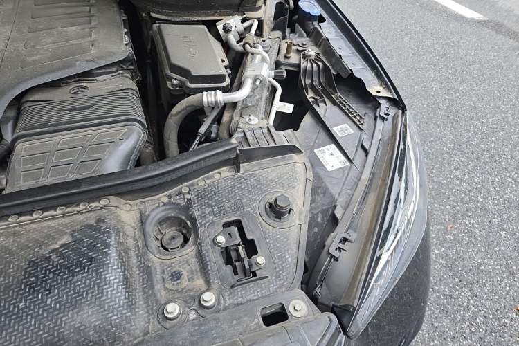 Used Mercedes-Benz GLE 2024 GLE 450 4MATIC Stylish Model Engine Bay Left
