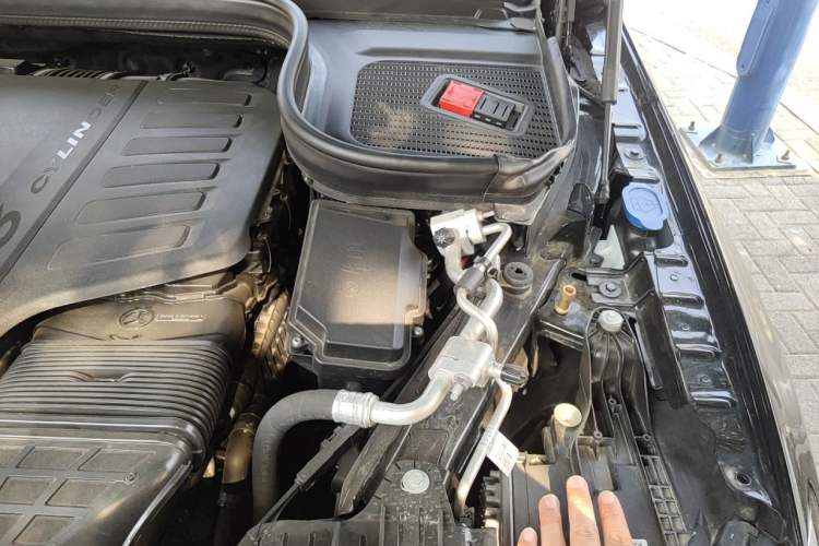 Used Mercedes-Benz GLE 2024 GLE 450 4MATIC Luxury Model Engine Bay Left