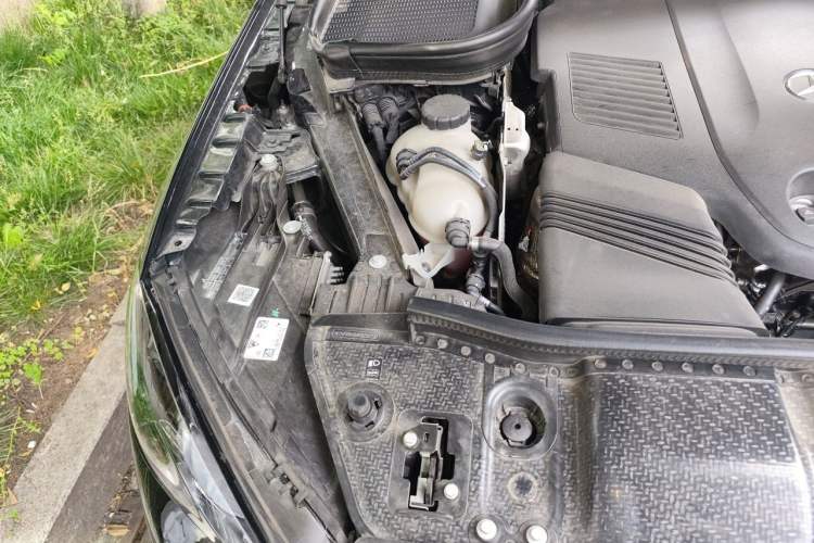 Used Mercedes-Benz GLE 2024 GLE 450 4MATIC Luxury Model Engine Bay Right