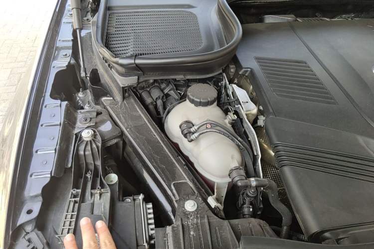 Used Mercedes-Benz GLE 2024 GLE 450 4MATIC Luxury Model Engine Bay Right