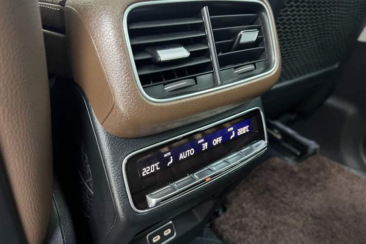 Used Mercedes-Benz GLE 2024 GLE 350 4MATIC Dynamic Edition Interior 3