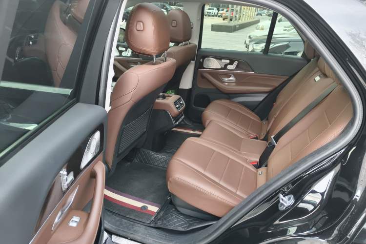 Used Mercedes-Benz GLE 2024 Refreshed GLE 350 4MATIC Stylish Edition Left Rear Seat