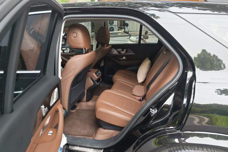 Used Mercedes-Benz GLE 2024 Refreshed GLE 350 4MATIC Stylish Edition Left Rear Seat