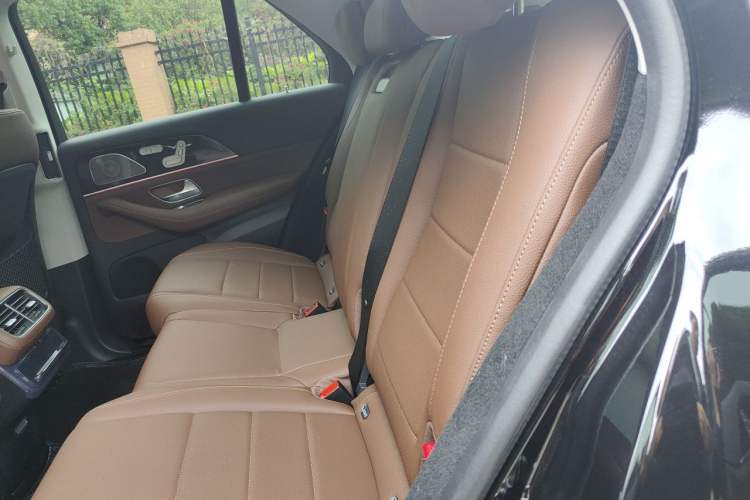 Used Mercedes-Benz GLE 2024 Refreshed GLE 350 4MATIC Stylish Edition Left Rear Seat