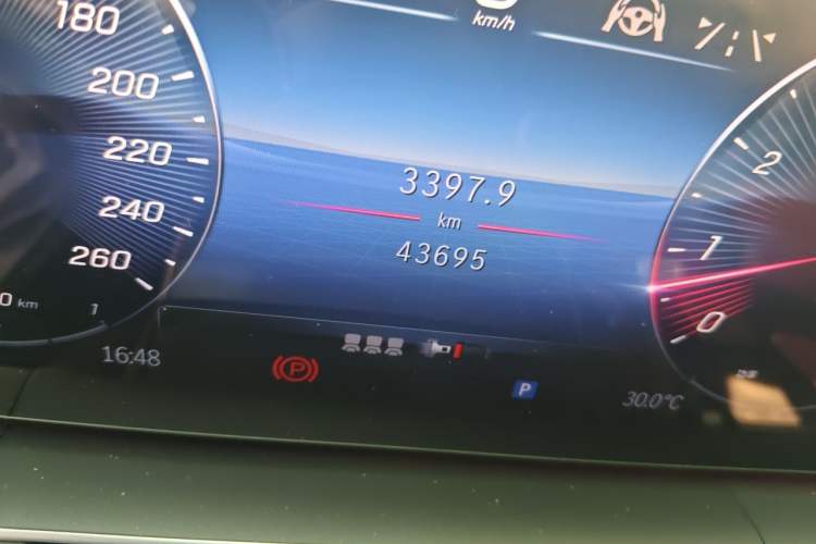Used Mercedes-Benz GLE 2024 GLE 350 4MATIC Stylish Model Odometer Close Up