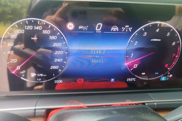 Used Mercedes-Benz GLE 2024 GLE 450 4MATIC Stylish Model Odometer Close Up