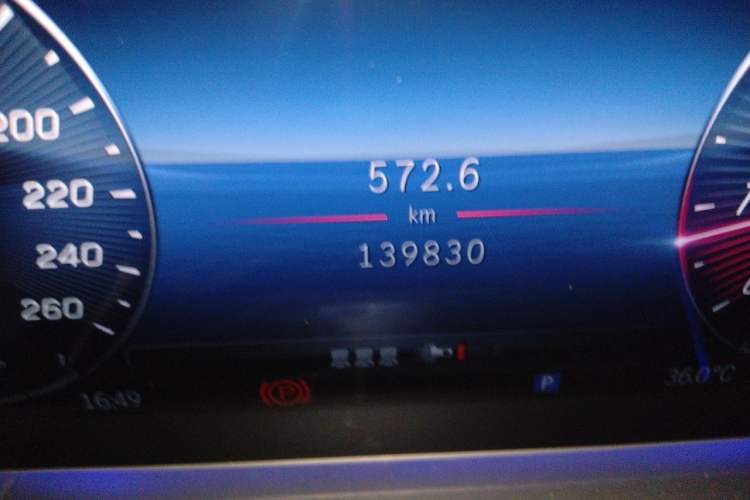 Used Mercedes-Benz GLE 2024 GLE 350 4MATIC Dynamic Edition Odometer Close Up