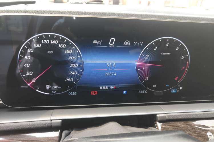 Used Mercedes-Benz GLE 2024 GLE 350 4MATIC Stylish Model Odometer Close Up
