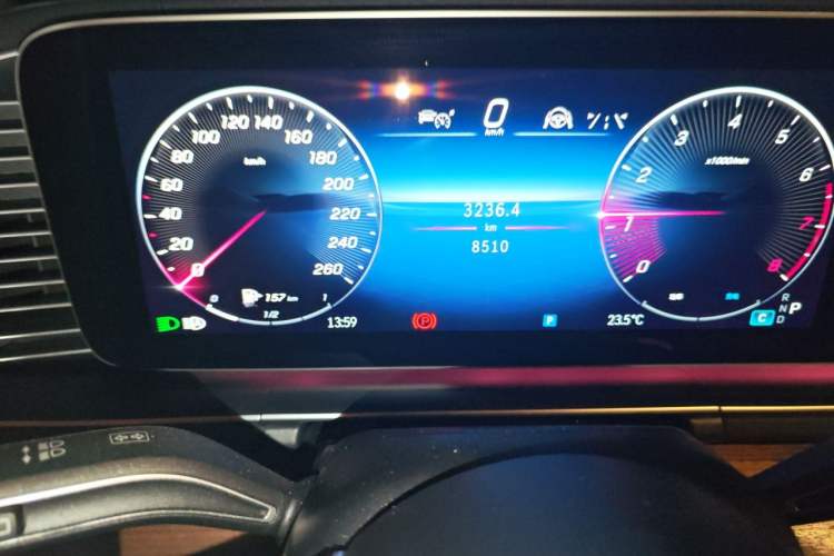Used Mercedes-Benz GLE 2024 GLE 450 4MATIC Stylish Model Odometer Close Up