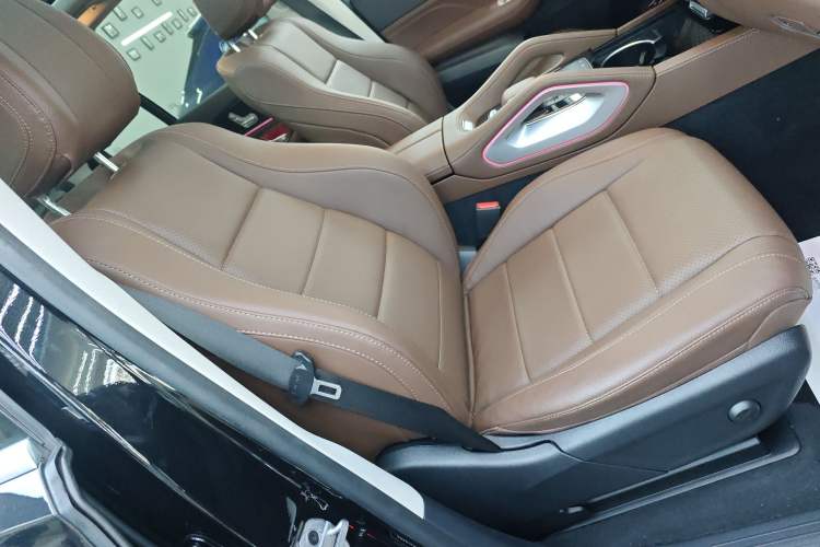 Used Mercedes-Benz GLE 2024 Refreshed GLE 350 4MATIC Stylish Edition Right Front Seat