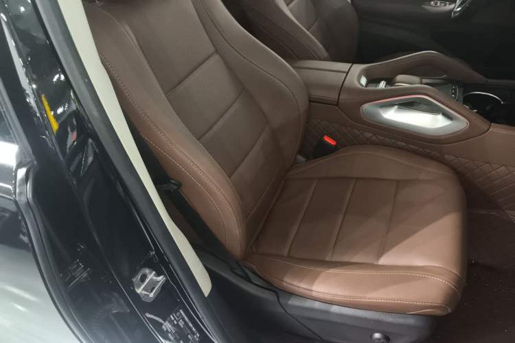 Used Mercedes-Benz GLE 2024 GLE 450 4MATIC Luxury Model Right Front Seat