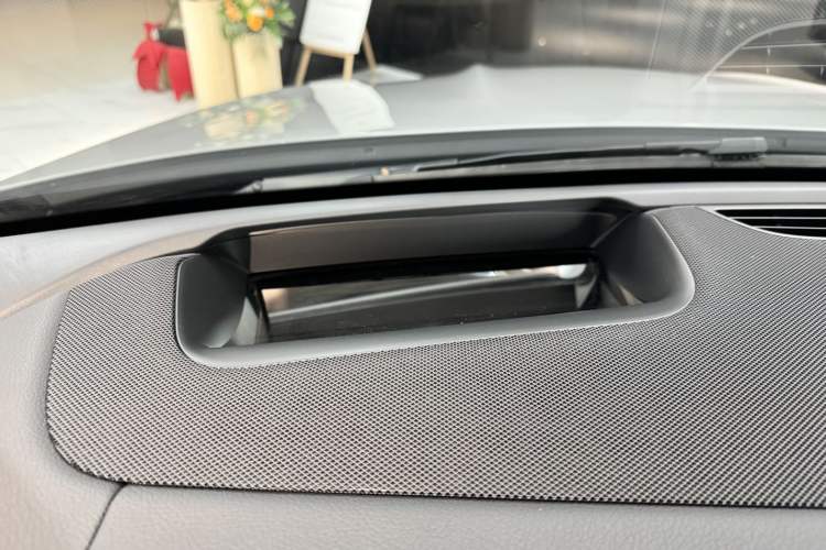 Used Mercedes-Benz GLE 2024 GLE 450 4MATIC Luxury Model Interior 3