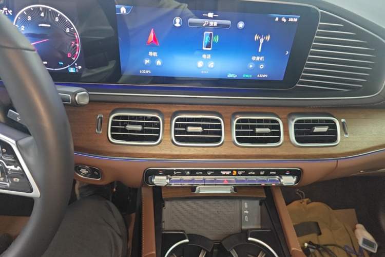 Used Mercedes-Benz GLE 2025 GLE 450 4MATIC Fashion Edition Audio And AC Panel