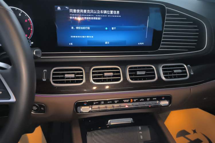 Used Mercedes-Benz GLE 2025 GLE 350 4MATIC Stylish Model Audio And AC Panel