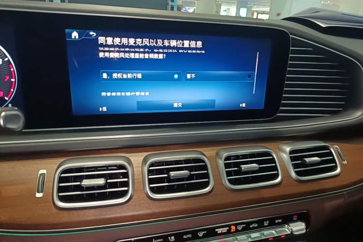 Used Mercedes-Benz GLE 2025 GLE 450 4MATIC Fashion Edition Audio And AC Panel