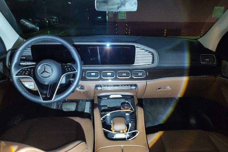 Used Mercedes-Benz GLE 2025 GLE 350 4MATIC Stylish Model Center Console