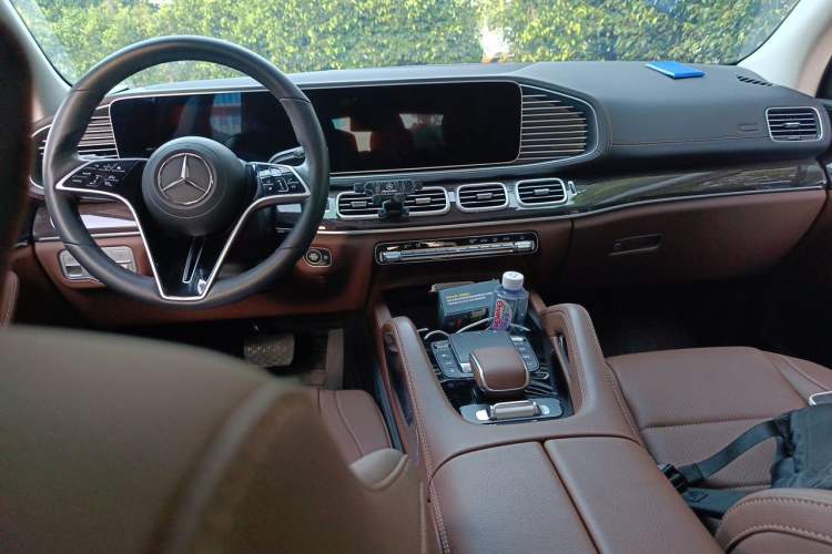 Used Mercedes-Benz GLE 2025 GLE 350 4MATIC Stylish Model Center Console