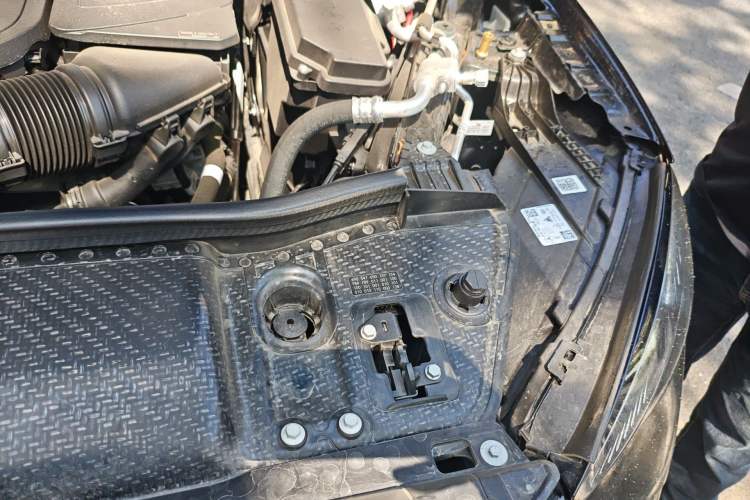 Used Mercedes-Benz GLE 2025 GLE 350 4MATIC Stylish Model Engine Bay Left