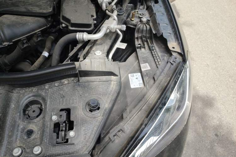 Used Mercedes-Benz GLE 2025 GLE 350 4MATIC Stylish Model Engine Bay Left