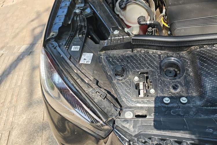 Used Mercedes-Benz GLE 2025 GLE 350 4MATIC Stylish Model Engine Bay Right
