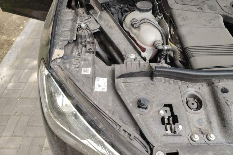 Used Mercedes-Benz GLE 2025 GLE 350 4MATIC Stylish Model Engine Bay Right