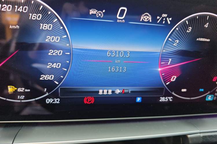 Used Mercedes-Benz GLE 2025 GLE 350 4MATIC Stylish Model Odometer Close Up