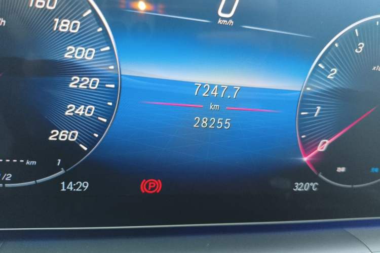 Used Mercedes-Benz GLE 2025 GLE 350 4MATIC Stylish Model Odometer Close Up