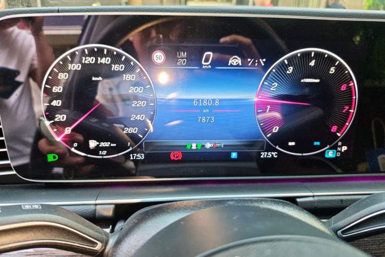 Used Mercedes-Benz GLE 2025 GLE 350 4MATIC Stylish Model Odometer Close Up