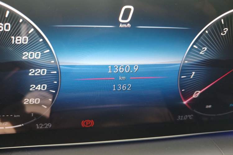 Used Mercedes-Benz GLE 2025 GLE 350 4MATIC Stylish Model Odometer Close Up