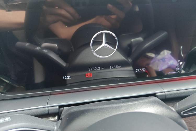 Used Mercedes-Benz GLE 2025 GLE 350 4MATIC Stylish Model Odometer Close Up