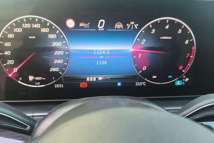 Used Mercedes-Benz GLE 2026 GLE 350 4MATIC Dynamic Model Odometer Close Up