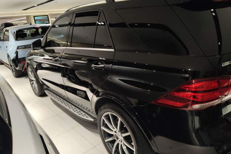 Used Mercedes-Benz GLE AMG 2015 AMG GLE 63 4MATIC Exterior 3