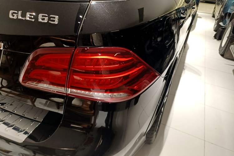 Used Mercedes-Benz GLE AMG 2015 AMG GLE 63 4MATIC Exterior 3