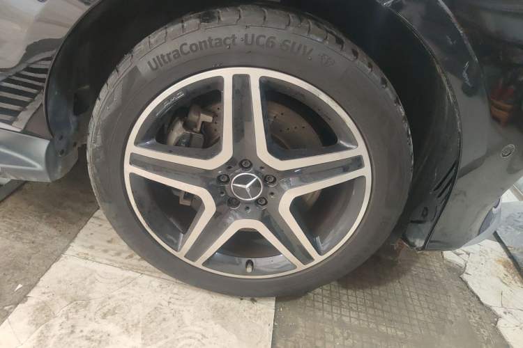Used Mercedes-Benz GLE AMG 2017 AMG GLE 43 4MATIC Right Front Wheel Hub