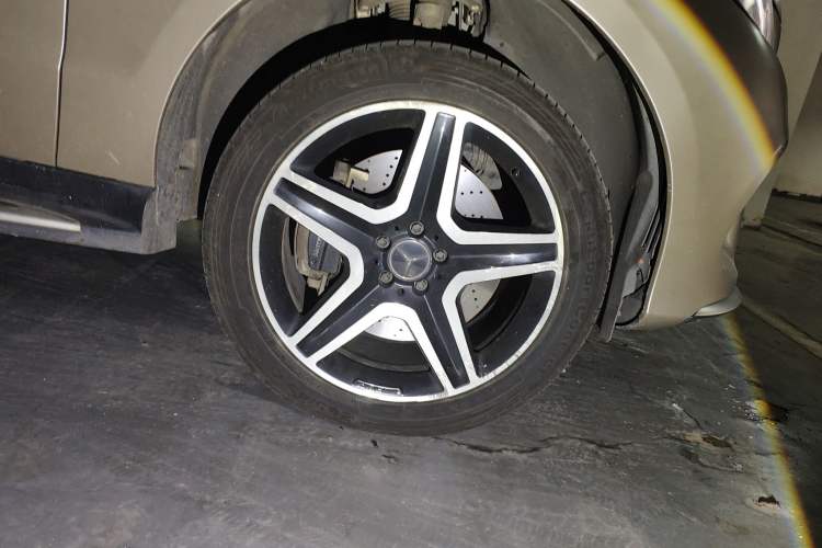 Used Mercedes-Benz GLE AMG 2017 AMG GLE 43 4MATIC Right Front Wheel Hub