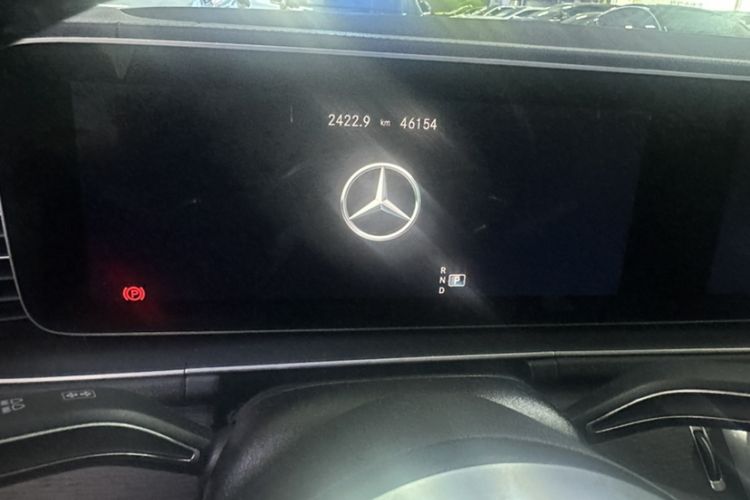 Used Mercedes-Benz GLE-Class  Odometer Close Up