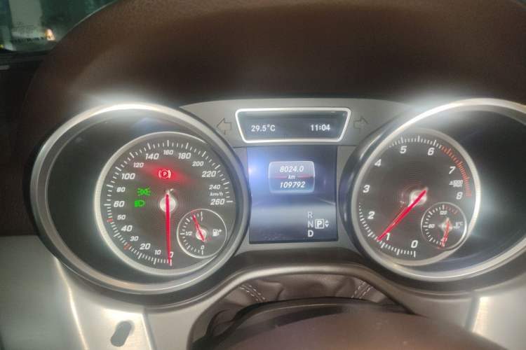 Used Mercedes-Benz GLE-Class 2015 GLE 400 4MATIC Odometer Close Up