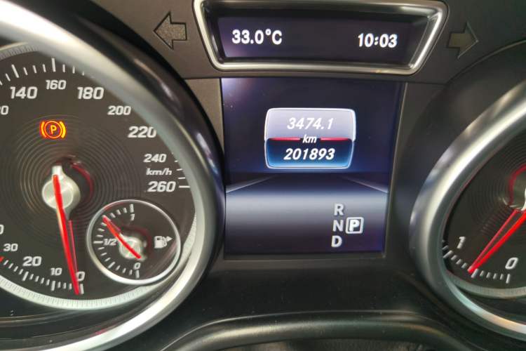 Used Mercedes-Benz GLE-Class  Odometer Close Up