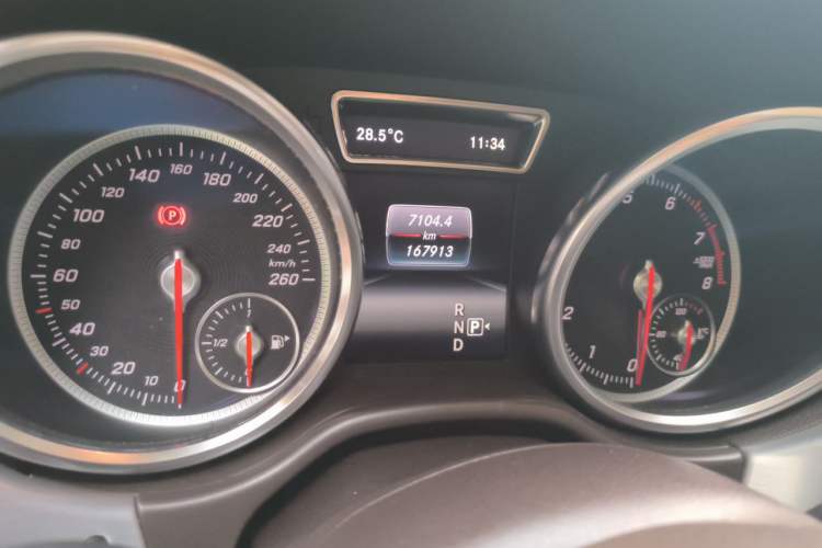 Used Mercedes-Benz GLE-Class  Odometer Close Up