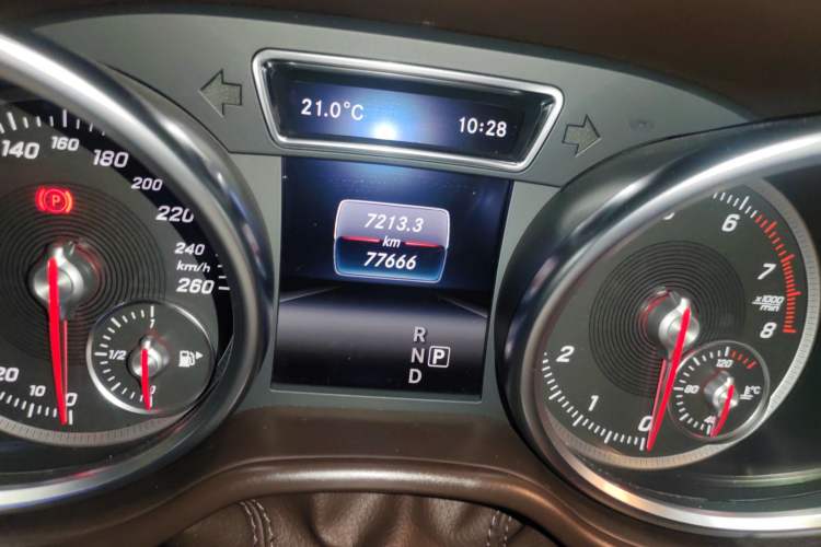 Used Mercedes-Benz GLE-Class 2016 GLE 400 4MATIC U.S. specification Odometer Close Up