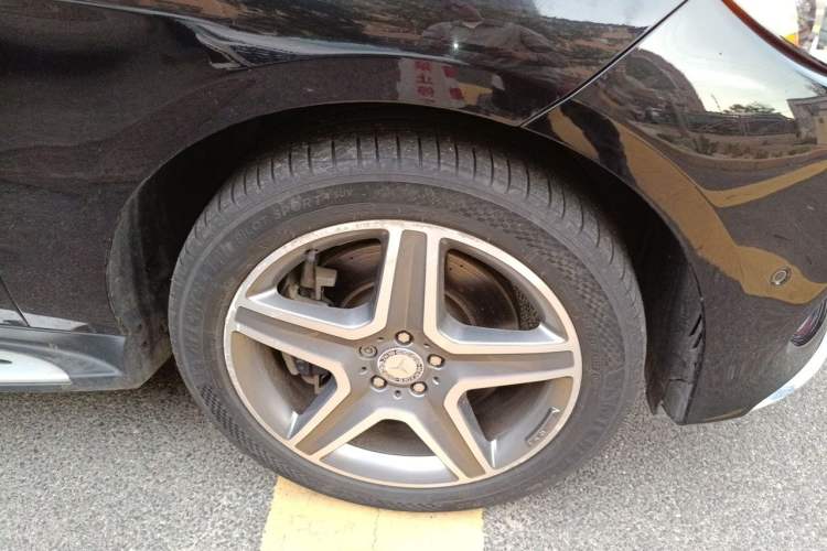 Used Mercedes-Benz GLE-Class 2016 GLE 400 4MATIC U.S. specification Right Front Wheel Hub
