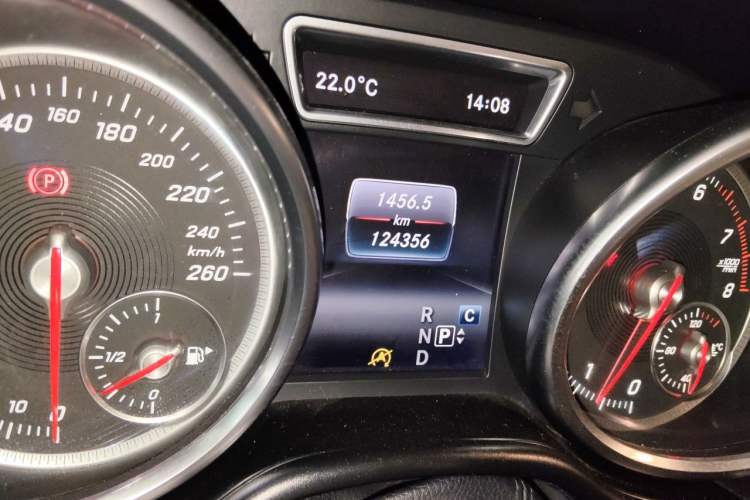 Used Mercedes-Benz GLE-Class  Odometer Close Up